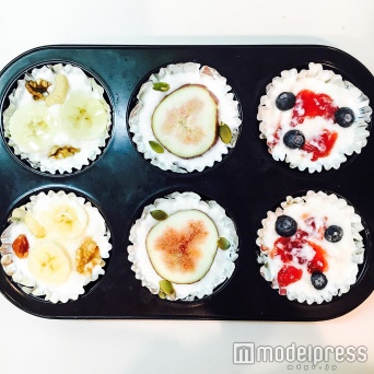 フルーツをトッピングして冷凍庫へ（C）モデルプレス