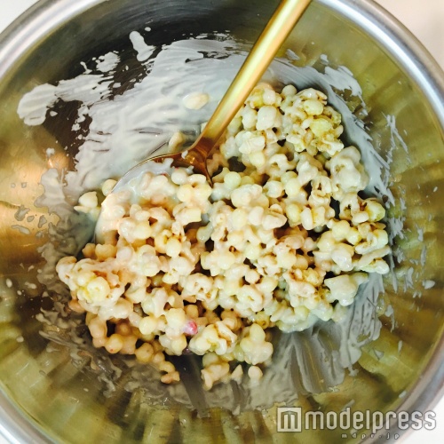 ホワイトチョコをとグラノーラをミックス（C）モデルプレス