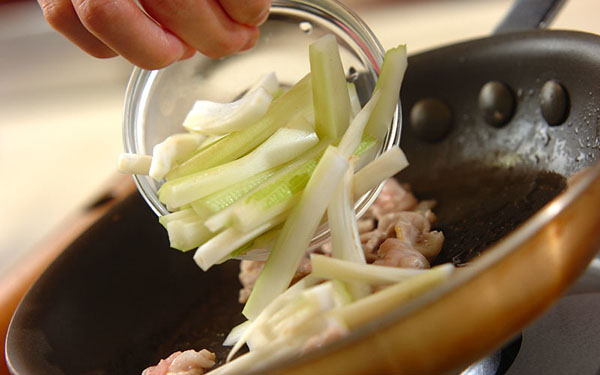 香りを生かしてさっと炒め合わすだけ。簡単！「セロリの塩きんぴら」