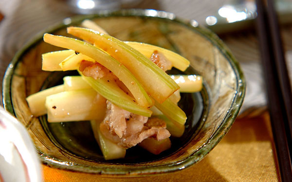 香りを生かしてさっと炒め合わすだけ。簡単！「セロリの塩きんぴら」