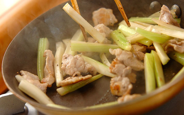 香りを生かしてさっと炒め合わすだけ。簡単！「セロリの塩きんぴら」