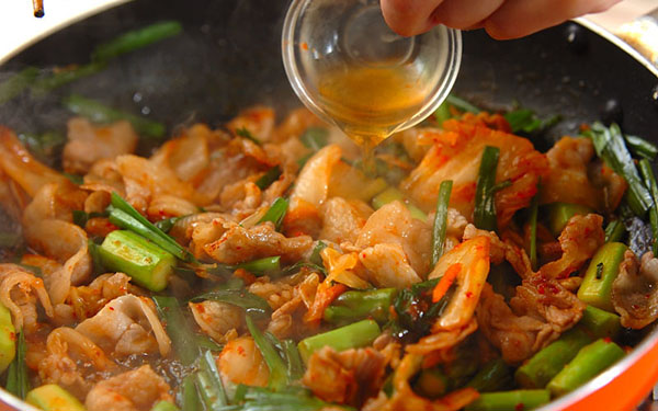 男子が喜ぶスタミナ満点レシピ！「豚キムオムレツ」