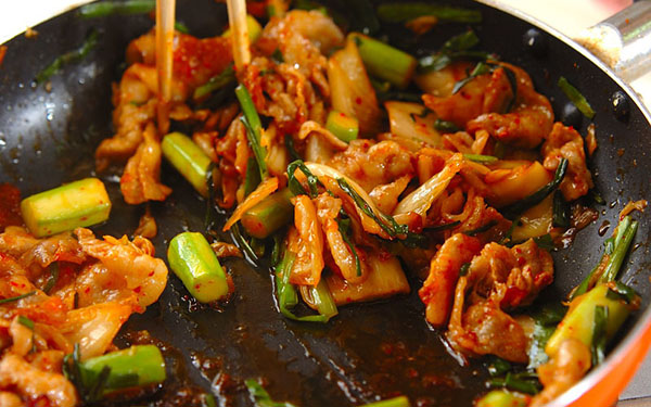 男子が喜ぶスタミナ満点レシピ！「豚キムオムレツ」