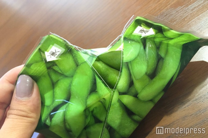 ペリペリとめくってみると…（C）モデルプレス