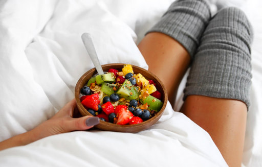 フルーツボールを持つ女性の写真