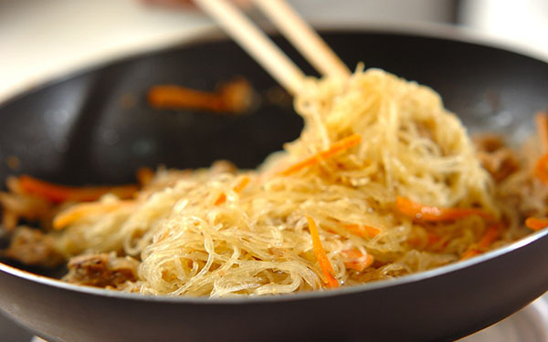 スパイシーなのに子どもも食べやすい、「春雨とツナのカレー炒め」