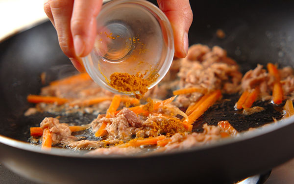 スパイシーなのに子どもも食べやすい、「春雨とツナのカレー炒め」