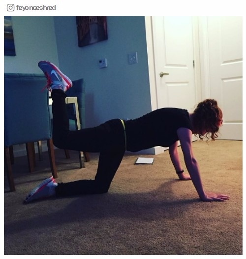 「ドンキーキック」なら短期間でヒップアップ！簡単＆ハードな筋トレが今熱い／feyonceshredさんInstagram