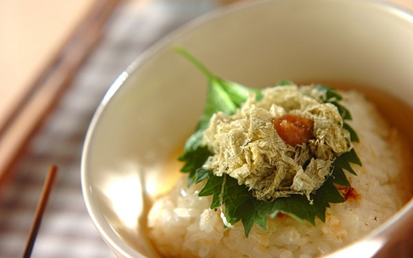 家族には秘密の定番レシピ！「焼きおにぎり茶漬け」