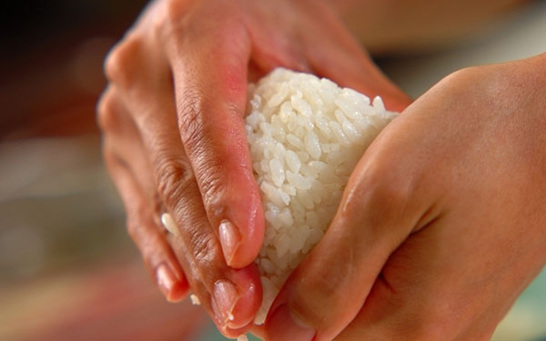 家族には秘密の定番レシピ！「焼きおにぎり茶漬け」