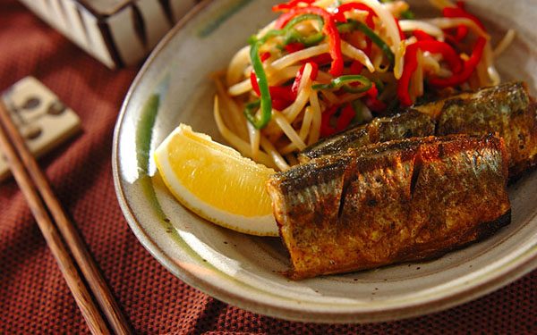 パリッとした香ばしさがたまらない！「フライパンでサンマのカレー焼き」