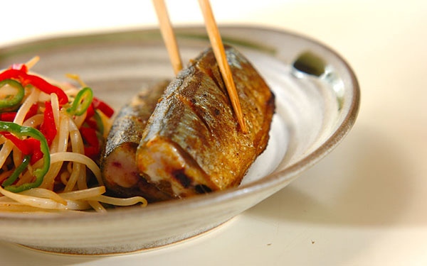 パリッとした香ばしさがたまらない！「フライパンでサンマのカレー焼き」