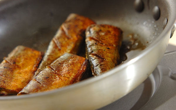 パリッとした香ばしさがたまらない！「フライパンでサンマのカレー焼き」