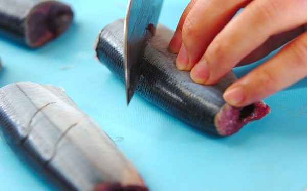 パリッとした香ばしさがたまらない！「フライパンでサンマのカレー焼き」