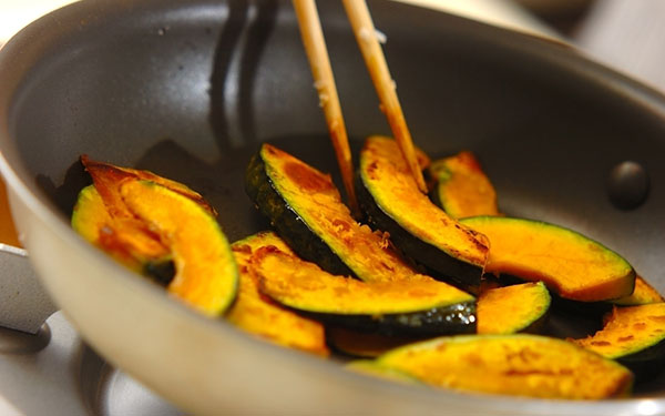 ホクホクの甘さを引き立てる「焼きカボチャのネギソースがけ」