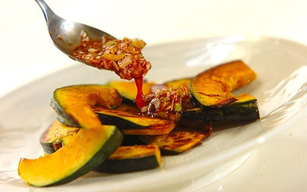 ホクホクの甘さを引き立てる「焼きカボチャのネギソースがけ」