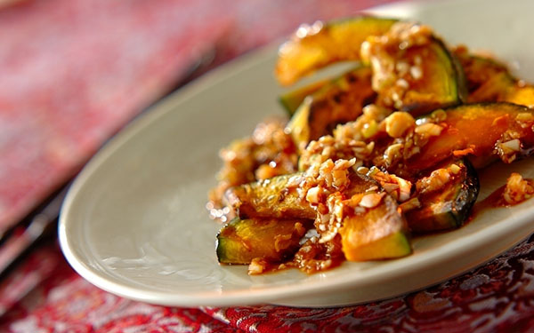 ホクホクの甘さを引き立てる「焼きカボチャのネギソースがけ」