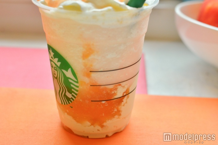 ババロア、果肉ソース、フラペチーノ、ホイップクリームの4層仕立て（C）モデルプレス