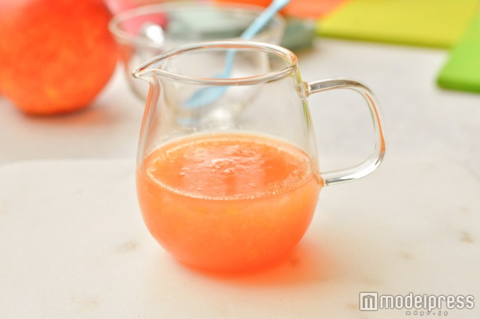 果肉たっぷりのソースはそのまま飲みたくなるようなジューシーな香り（C）モデルプレス