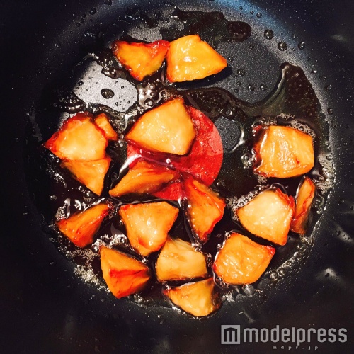 リンゴを炒めて（C）モデルプレス