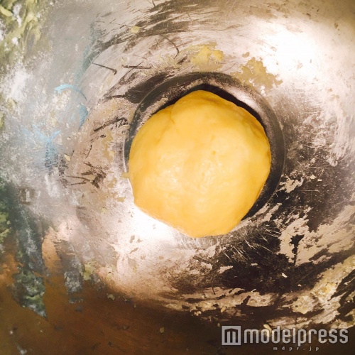 生地をこねて（C）モデルプレス