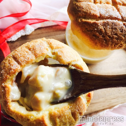 生地をほぐせばとろとろプディングが（C）モデルプレス