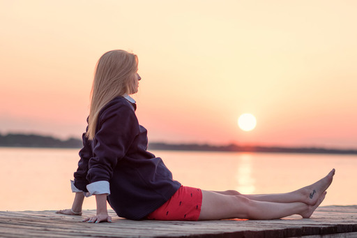 脚をのばす女性の写真