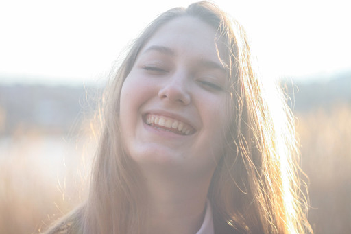 笑う女性の写真