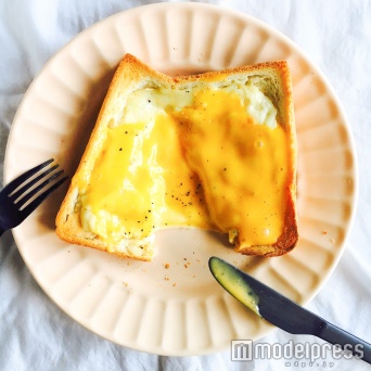 ソースがとろ～り！（C）モデルプレス