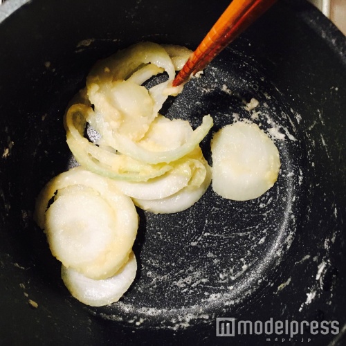 小麦粉をなじませて…（C）モデルプレス