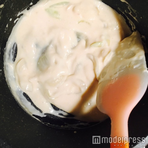 牛乳を加えてとろみを出す（C）モデルプレス