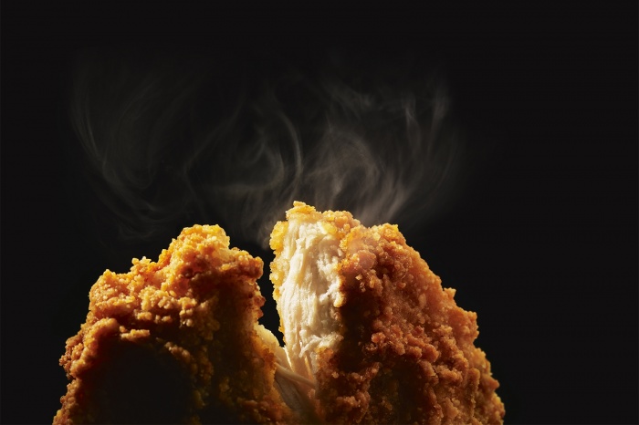 育った場所から加工履歴・配送ルートにいたるまで100%プロセスが管理されたチキン(画像提供:日本マクドナルド)