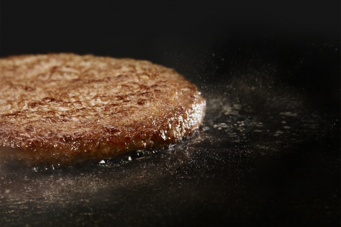 ビーフ100%の無添加パティ(画像提供:日本マクドナルド)