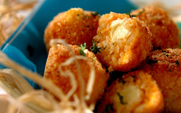 「アレ」を使えば丸めるのもカンタン楽しい!「チーズインライスボール」