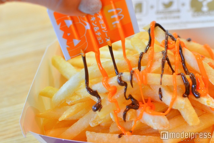 オレンジ×ブラウンのソース(C)モデルプレス