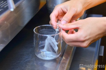 ティーパックをセット（C）モデルプレス