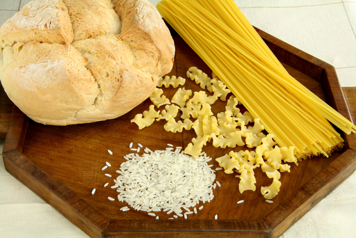 お米、パスタ、パンなどの炭水化物の写真