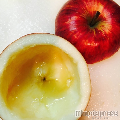 りんごをくり抜いていきましょう（C）モデルプレス
