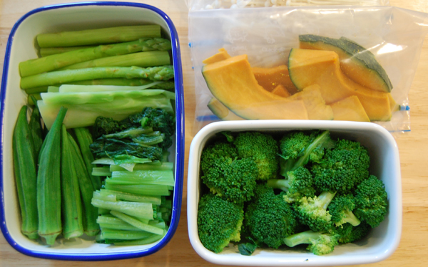 塩ゆでした葉野菜や切り分けた野菜