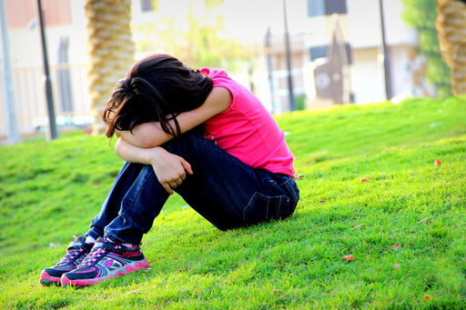 落ち込む女性の写真