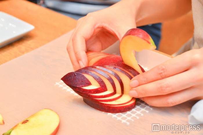 スライドさせてみると白鳥に！（C）モデルプレス