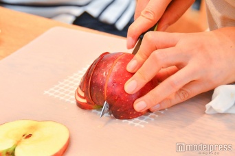 りんごをに切り込みを入れて…（C）モデルプレス