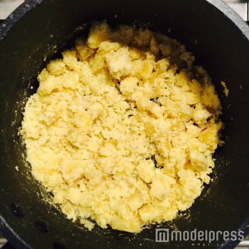 さつまいもを潰して…（C）モデルプレス