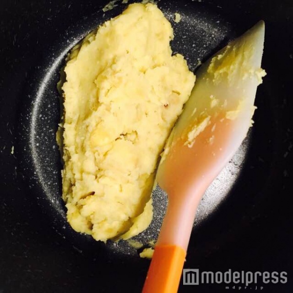 滑らかに混ぜる（C）モデルプレス