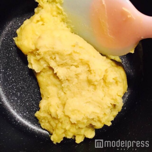 生地を作っていこう（C）モデルプレス