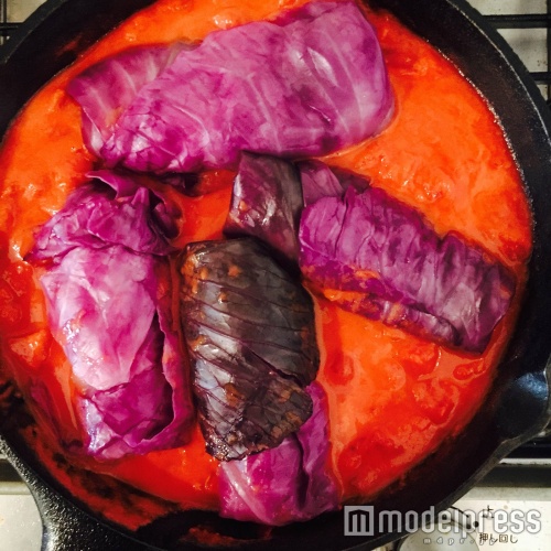 トマトソースに入れて…（C）モデルプレス