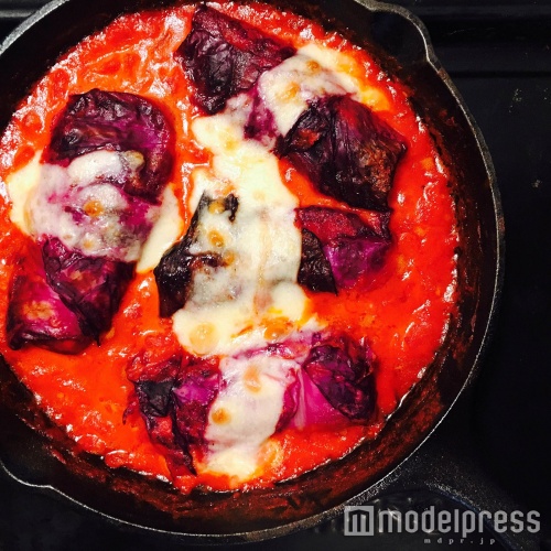 加熱したらチーズをトッピングしてオーブンへ（C）モデルプレス