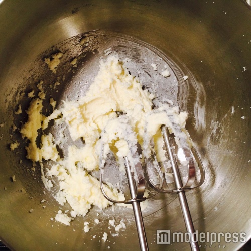 材料を混ぜて…（C）モデルプレス