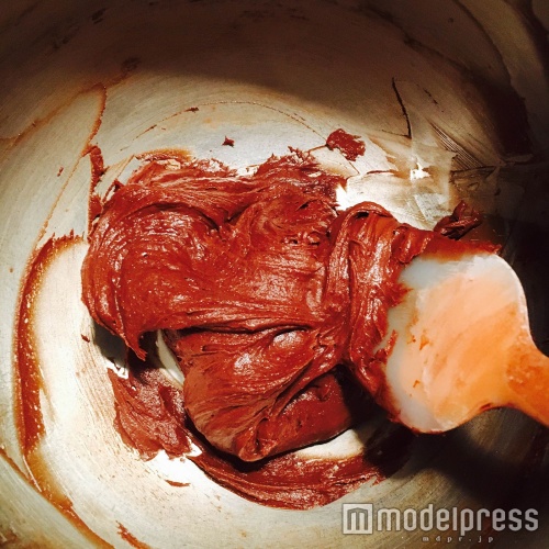 ゴムベラでさっくり合わせる（C）モデルプレス