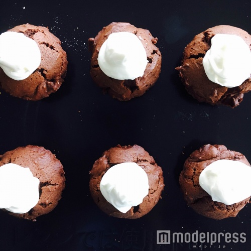 クリームチーズソースをトッピング（C）モデルプレス